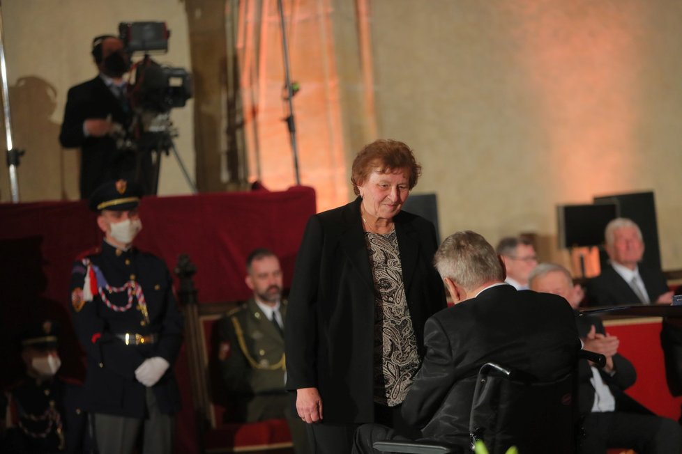 Ludmila Hrubá při převzetí státního vyznamenání pro Evu Erbenovou.