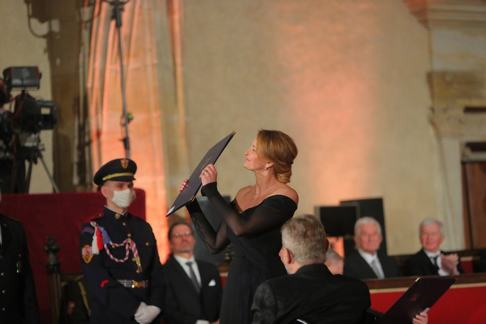 Ivana Gottová přebírá státní vyznamenání, které obdržel její zesnulý manžel.