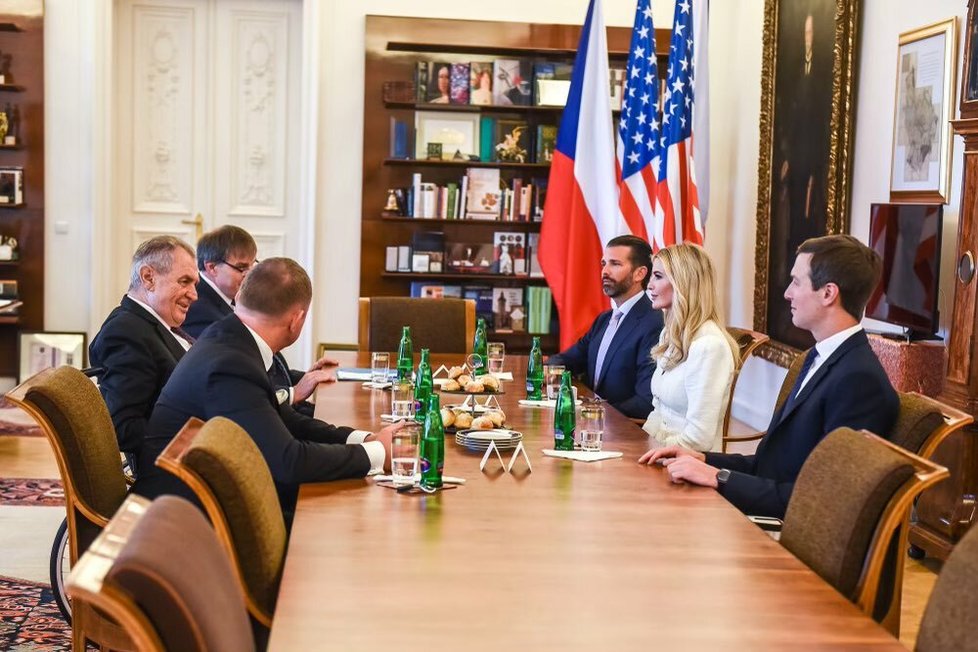 Ivanka Trumpová, Donald Trump Jr. a Jared Kushner na schůzce s prezidentem Milošem Zemanem.