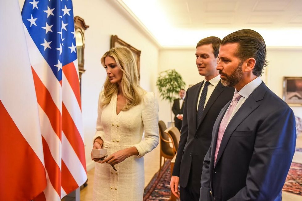 Ivanka Trumpová dostala od prezidenta Miloše Zemana dárek k narozeninám - náušnice od českého výrobce.