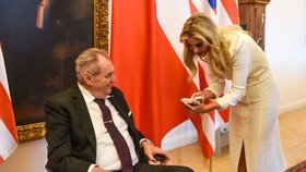 Ivanka Trumpová dostala od prezidenta Miloše Zemana dárek k narozeninám - náušnice od českého výrobce.