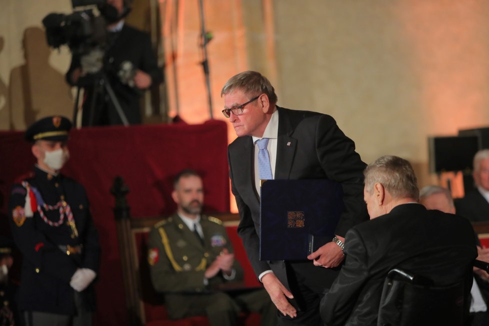 Bývalý hejtman Jiří Běhounek při předání státního vyznamenání.
