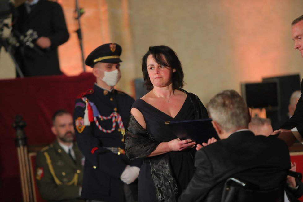 Vdova Lenka Landová převzala medaili za hrdinství udělenou in memoriam Petru Langovi.
