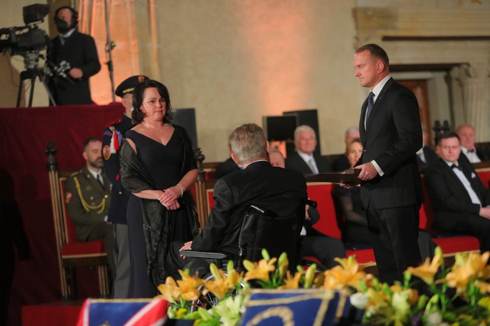 Vdova Lenka Landová převzala medaili za hrdinství udělenou in memoriam Petru Langovi.
