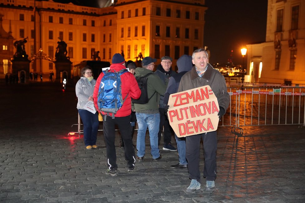Protest odpůrců prezidenta Miloše Zemana na Pražském hradě.