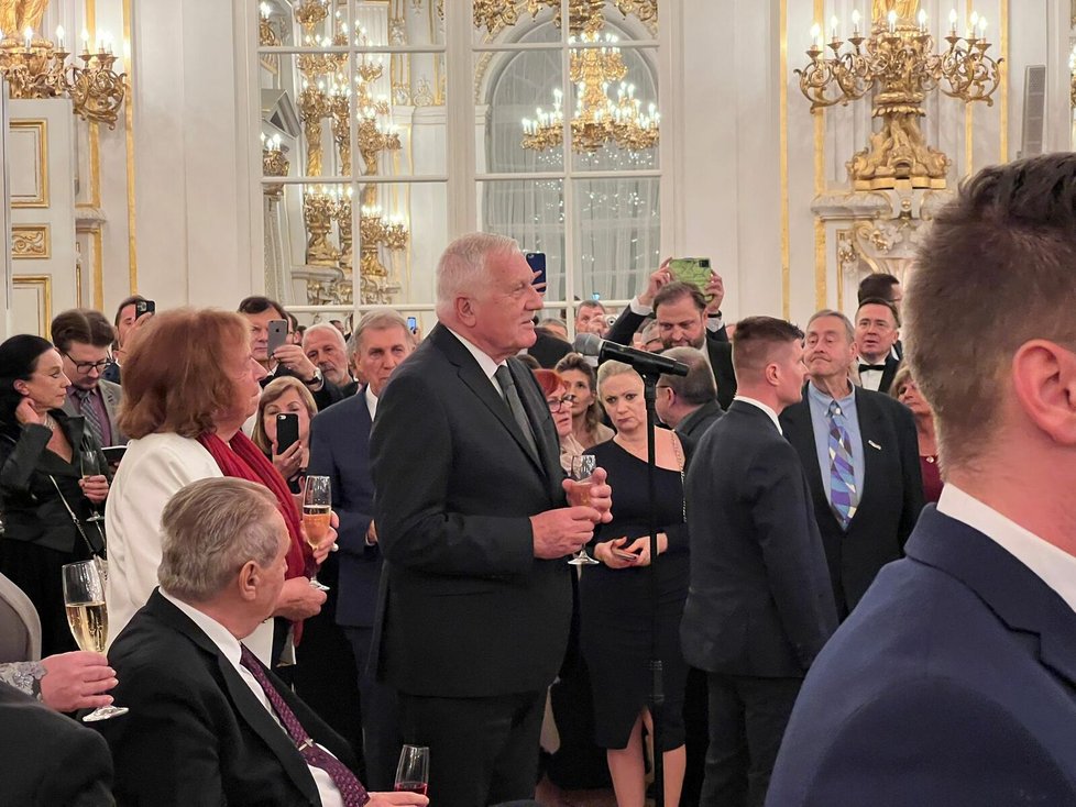 Recepce po udílení státních vyznamenání: prezident Miloš Zeman s manželkou Ivanou a jeho předchůdce Václav Klaus s manželkou Livií.