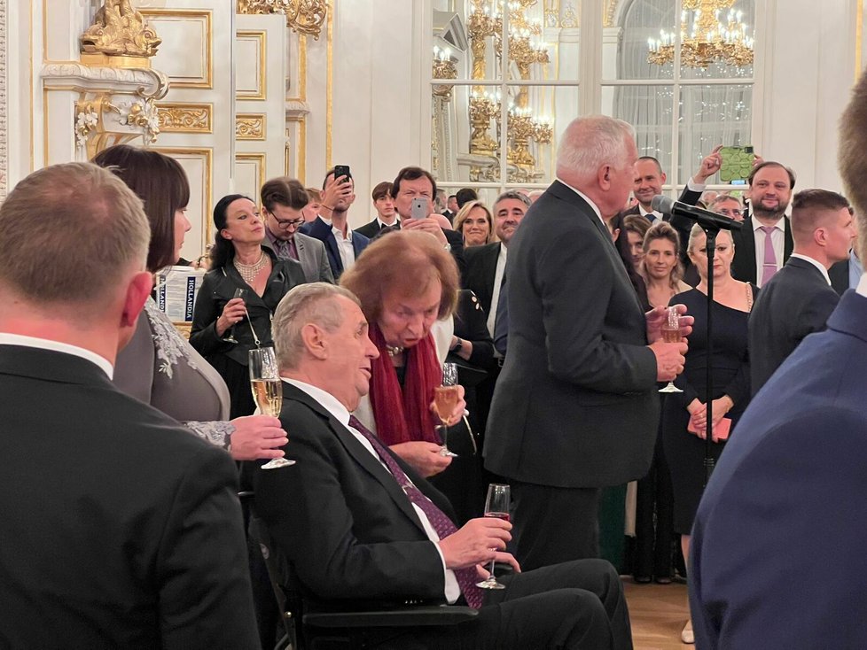 Recepce po udílení státních vyznamenání: prezident Miloš Zeman s manželkou Ivanou a jeho předchůdce Václav Klaus s manželkou Livií.