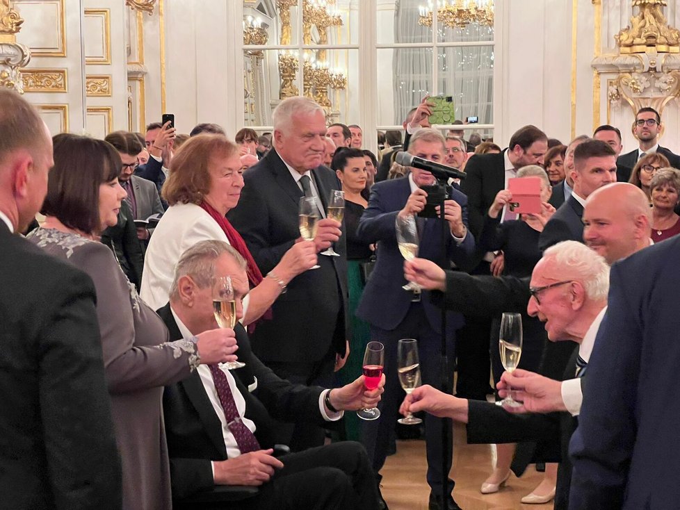 Recepce po udílení státních vyznamenání: prezident Miloš Zeman s manželkou Ivanou a jeho předchůdce Václav Klaus s manželkou Livií