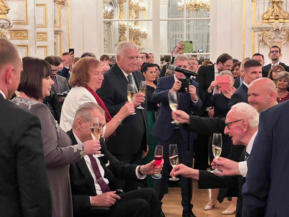 Recepce po udílení státních vyznamenání: prezident Miloš Zeman s manželkou Ivanou a jeho předchůdce Václav Klaus s manželkou Livií.