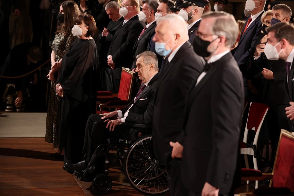 Předávání státního vyznamenání: Prezident Miloš Zeman, exprezident Václav Klaus a premiér Petr Fiala