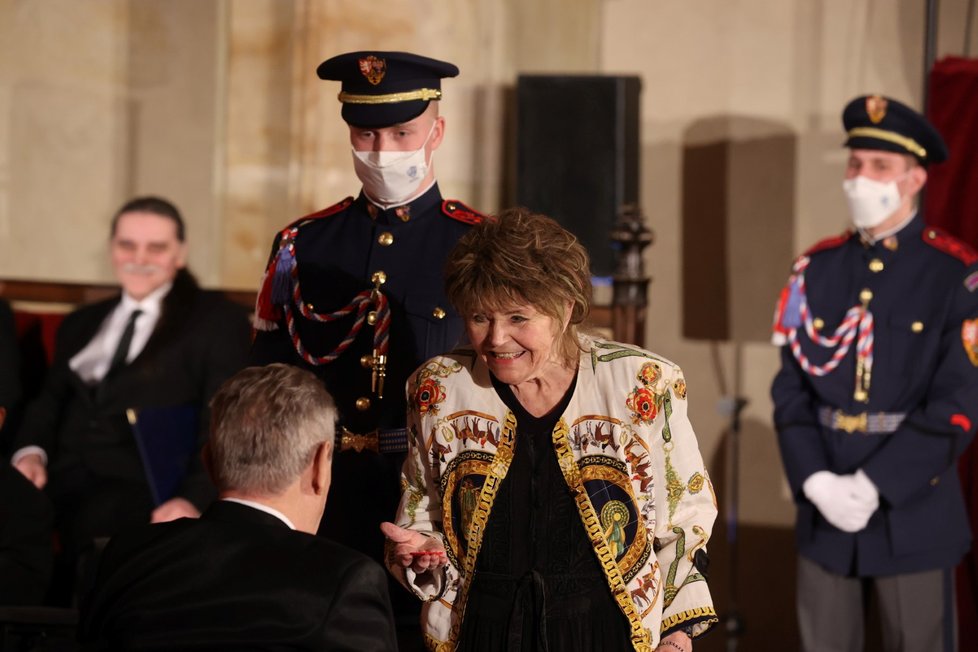 Růžena Komárková přebírá státní vyznamenání udělené jejímu manželovi Vladimíru Komárkovi in memoriam.