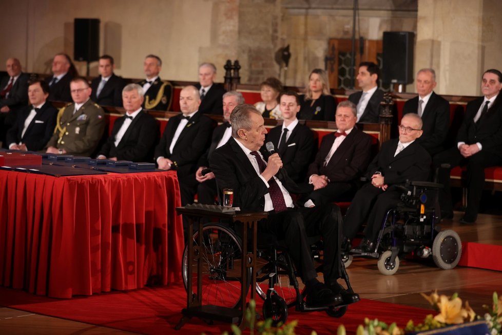 Prezident Miloš Zeman s vyznamenanými na předávání státních vyznamenání.