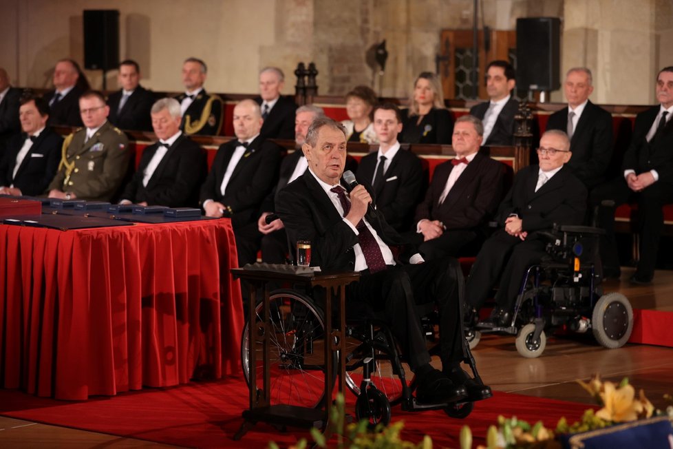 Prezident Miloš Zeman s vyznamenanými na předávání státních vyznamenání.