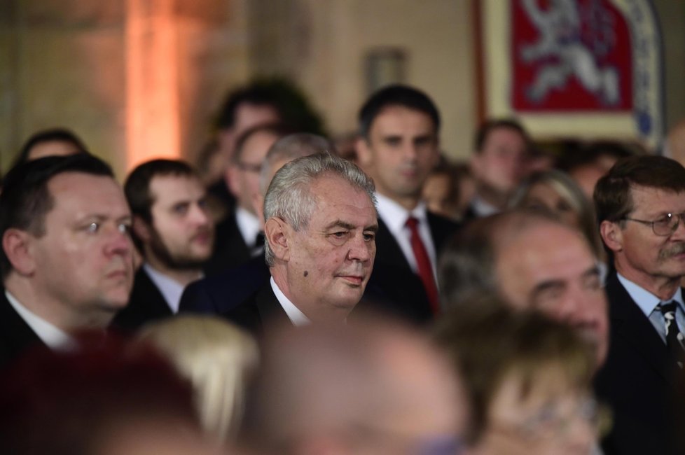 Prezident Miloš Zeman při příležitosti svátku Dne vzniku samostatného československého státu uděloval 28. října na Pražském hradě ve Vladislavském sále státní vyznamenání. Na snímku Zeman přichází na ceremoniál.