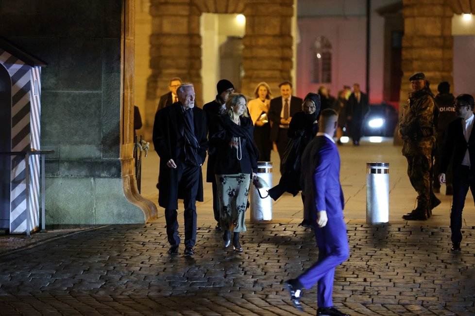 Odchody z předávání státních vyznamenání: Mirek Topolánek (28.10.2025) Odchody z předávání státních vyznamenání: Mirek Topolánek (28.10.2025)