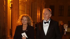 Odchody ze státních vyznamenání: Expremiér Mirek Topolánek s manželkou Lucií.