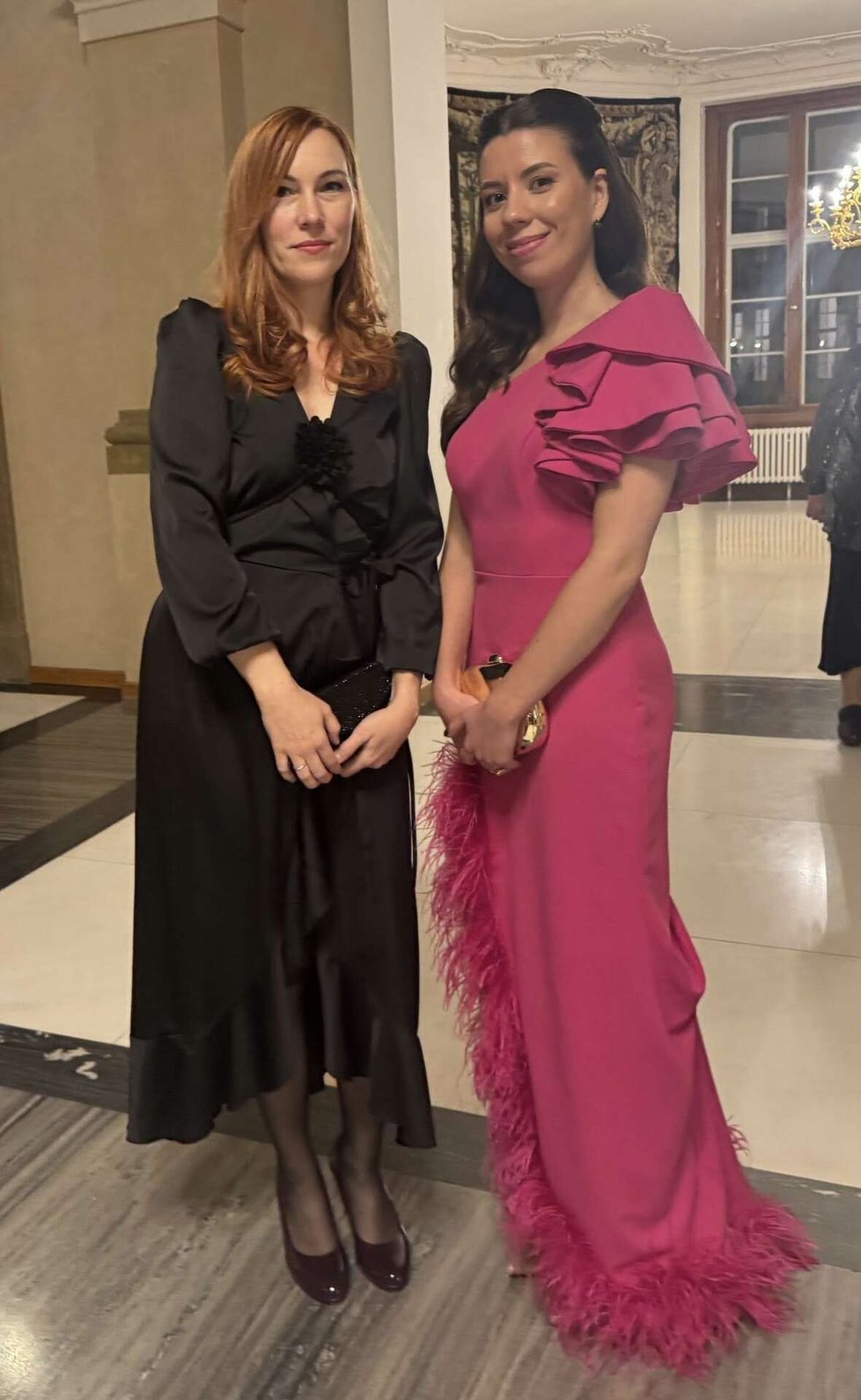 Piráti na Hradě: Bartoš a spol. vyrazili na Pražský hrad v rámci oslav 28. října: Bartošova manželka Lydie Franka a poslankyně Kateřina Stojanová (28.10.2025) Piráti na Hradě: Bartoš a spol. vyrazili na Pražský hrad v rámci oslav 28. října: Bartošova manželka Lydie Franka a poslankyně Kateřina Stojanová (28.10.2025)