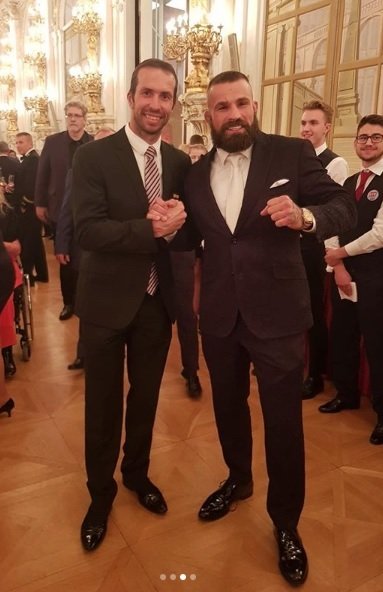 Recepce po předávání státních vyznamenání 2019: Čestný host a MMA bojovník Karlos Vémola s Radkem Štěpánkem