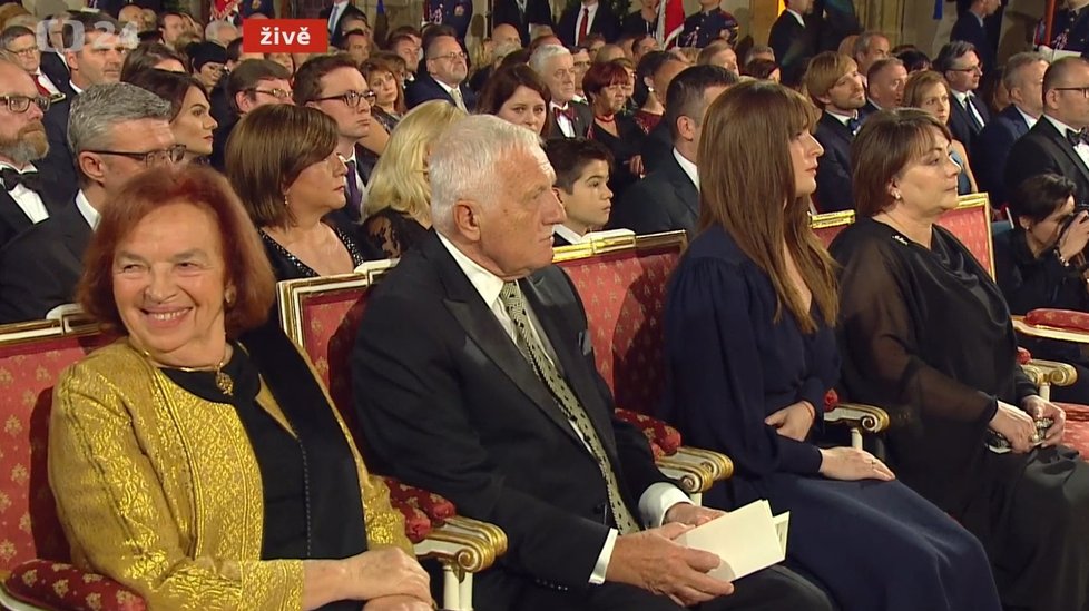 Manželé Klausovi a Kateřina Zemanová s maminkou Ivanou ve Vladislavském sále během předávání státních vyznamenání 2019