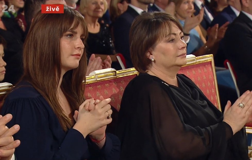Kateřina Zemanová s maminkou Ivanou v první řadě během státních vyznamenání 2019