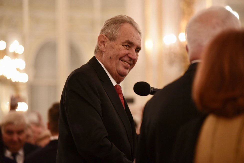 Prezident Miloš Zeman bude od příštího roku brát 302 700 korun, zvýšení činí 28 200 korun.