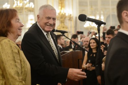 Recepce po udílení státních vyznamenání 2019: Václav Klaus s manželkou Livií