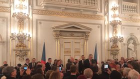 Recepce po udílení státních vyznamenání 2019 ve Španělském sálu: Miloš Zeman a Václav Klaus při přípitku