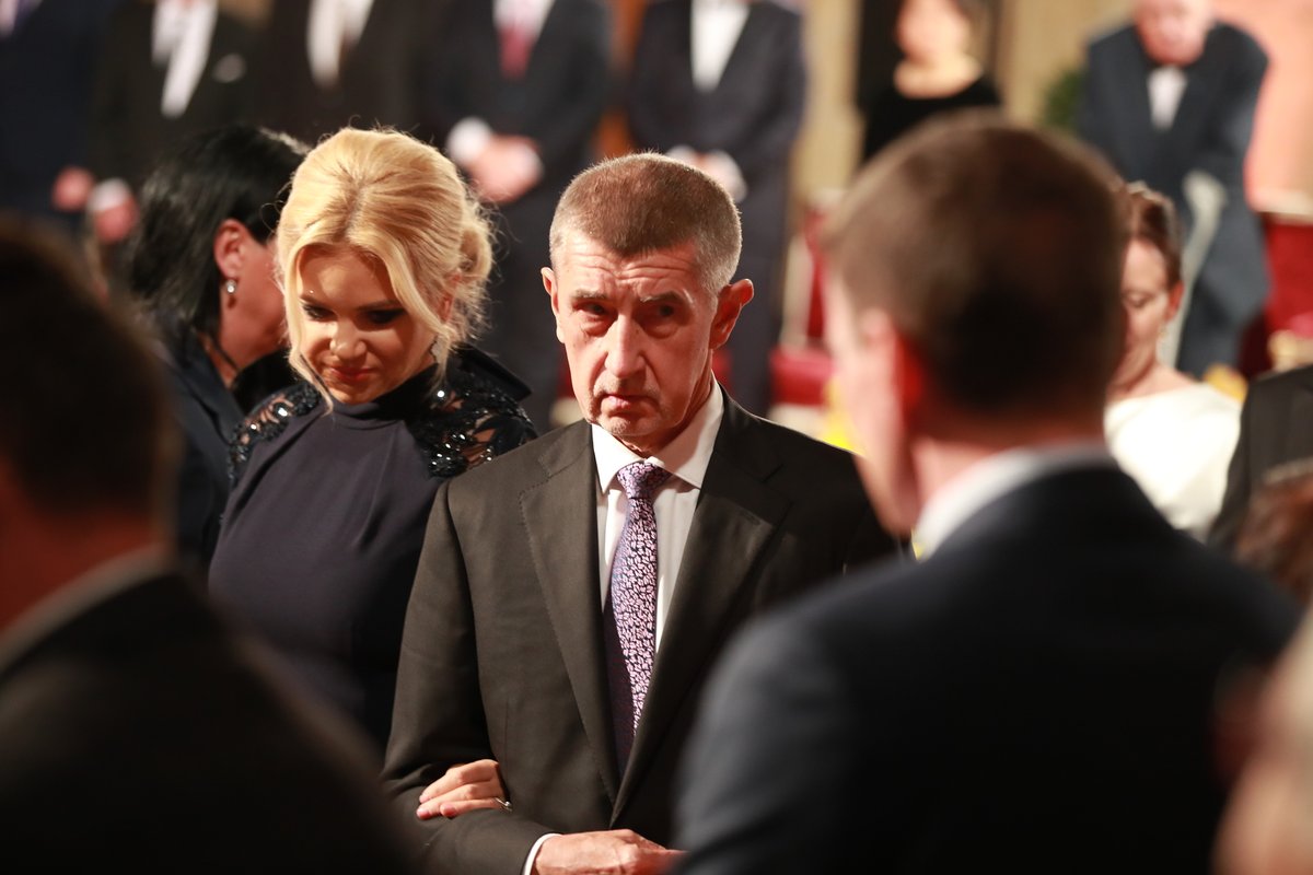 Monika Babišová s manželem - premiérem Andrejem Babišem na Hradě během předávání státních vyznamenání 2019 (28.10.2019)