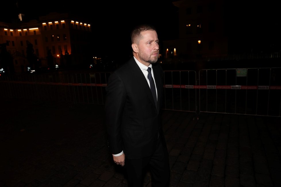 Příchody na předávání státních vyznamenání: Guvernér ČNB Aleš Michl (28.10.2025) Příchody na předávání státních vyznamenání: Guvernér ČNB Aleš Michl (28.10.2025)