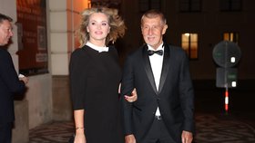 Příchody na předávání státních vyznamenání: Andrej Babiš s manželkou Monikou (28.10.2025)