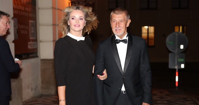 Příchody na předávání státních vyznamenání: Andrej Babiš s manželkou Monikou (28.10.2025)