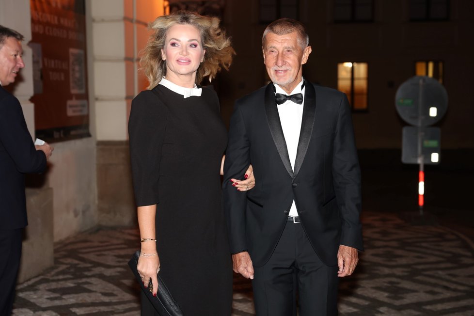 Příchody na předávání státních vyznamenání: Andrej Babiš s manželkou Monikou (28.10.2025) Příchody na předávání státních vyznamenání: Andrej Babiš s manželkou Monikou (28.10.2025)