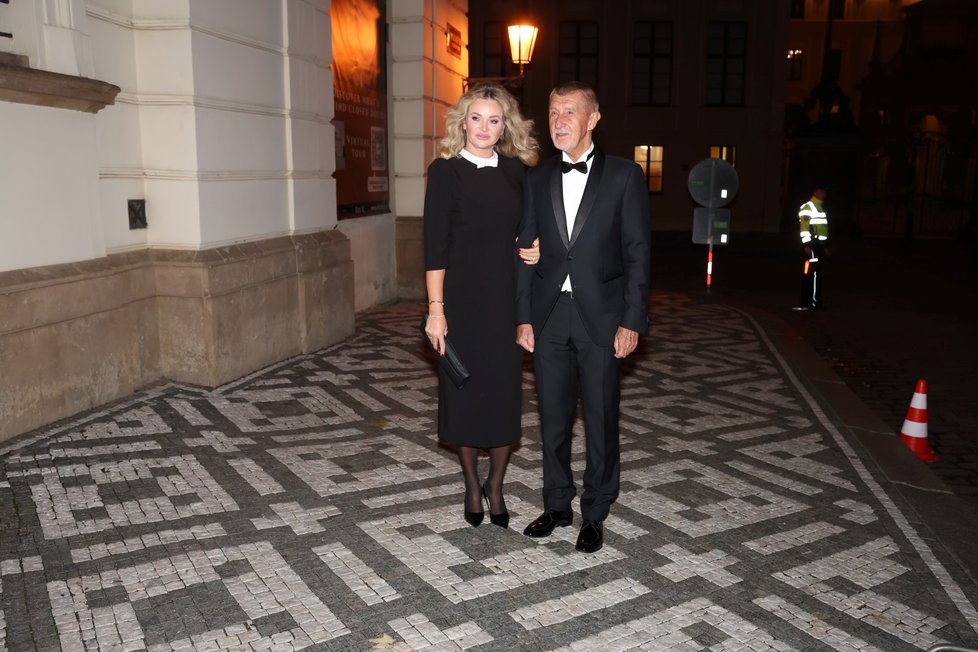 Andrej Babiš s manželkou Monikou dorazili na předávání státních vyznamenání (28.10.2025) Andrej Babiš s manželkou Monikou dorazili na předávání státních vyznamenání (28.10.2025)