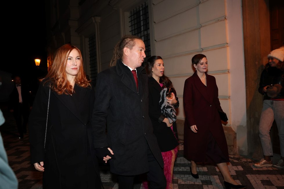 Příchody na předávání státních vyznamenání : Ivan Bartoš (Piráti) s manželkou Lydií Frankou (28.10.2025) Příchody na předávání státních vyznamenání : Ivan Bartoš (Piráti) s manželkou Lydií Frankou (28.10.2025)