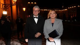 Příchody na předávání státních vyznamenání: Karel Havlíček a Alena Schillerová (28.10.2025)