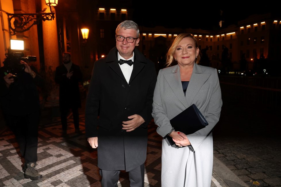 Příchody na předávání státních vyznamenání: Karel Havlíček a Alena Schillerová (28.10.2025) Příchody na předávání státních vyznamenání: Karel Havlíček a Alena Schillerová (28.10.2025)