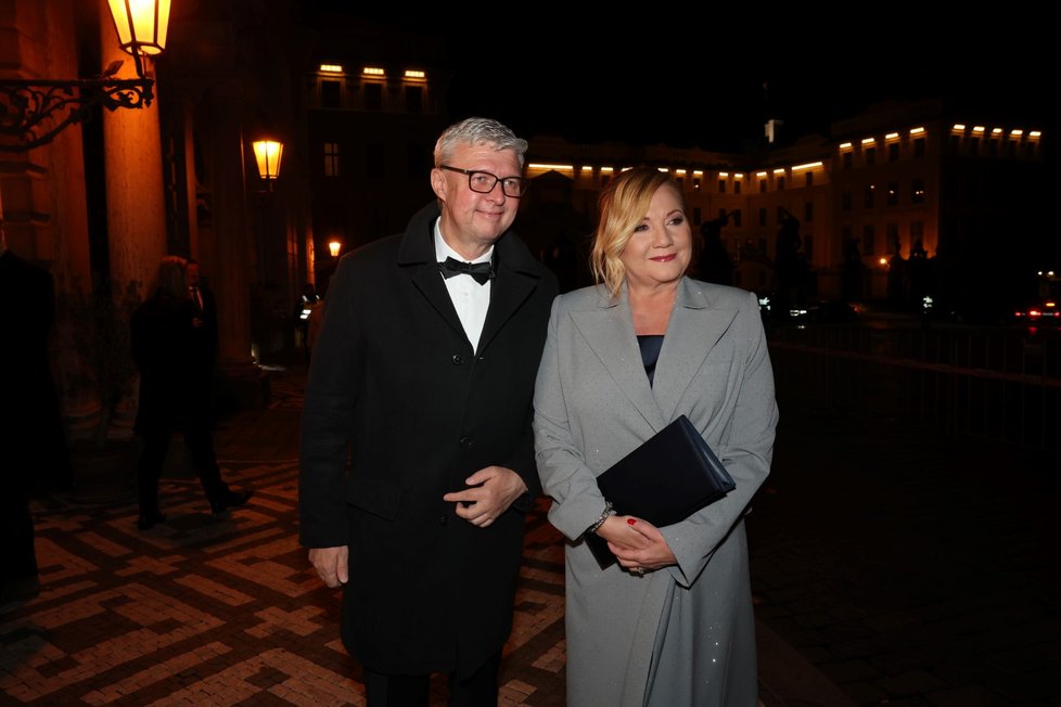 Příchody na předávání státních vyznamenání: Karel Havlíček a Alena Schillerová (28.10.2025) Příchody na předávání státních vyznamenání: Karel Havlíček a Alena Schillerová (28.10.2025)