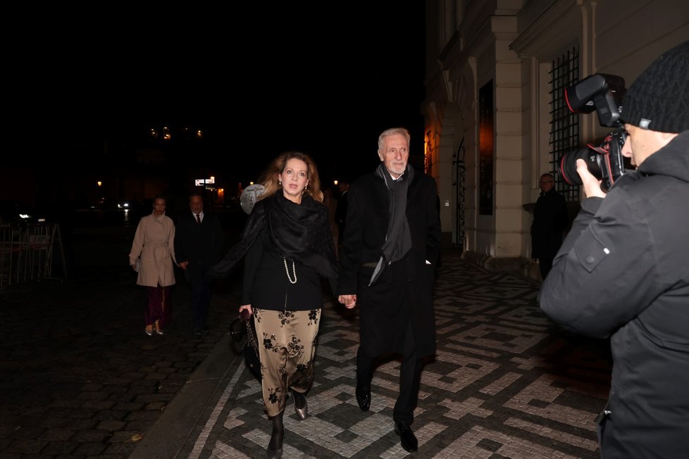 Příchody na předávání státních vyznamenání: Mirek Topolánek(28.10.2025) Příchody na předávání státních vyznamenání: Mirek Topolánek(28.10.2025)