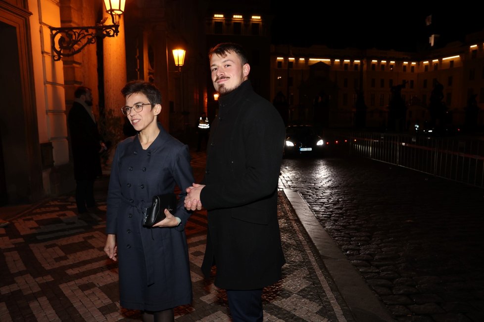 Příchody na předávání státních vyznamenání: Olga Richterová a Samuel Volpe (Piráti) (28.10.2025) Příchody na předávání státních vyznamenání: Olga Richterová a Samuel Volpe (Piráti) (28.10.2025)