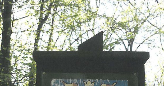 Svérázný vandal v Moravském krasu takto vyzdobil oficiální ceduli přírodní lokality. Přelepil ji moravskou orlicí.