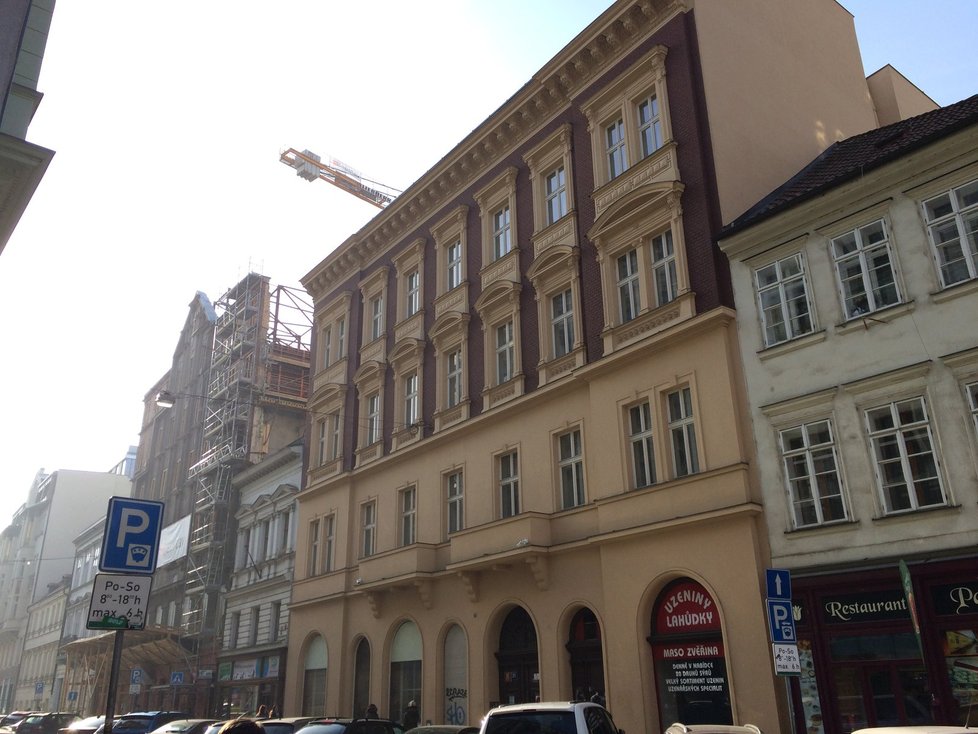 V Jungmannově ulici je v současnosti vidět průběh fasádismu, čelní strana rekonstruované budovy trčí do vzduchu.