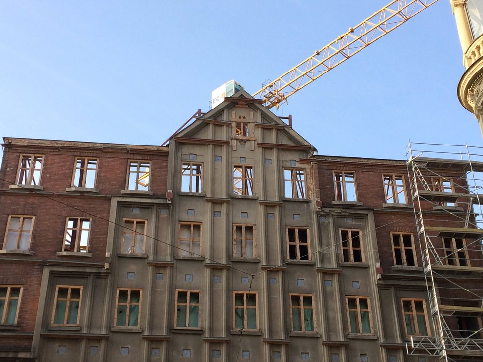V Jungmannově ulici je v současnosti vidět průběh fasádismu, čelní strana rekonstruované budovy trčí do vzduchu.