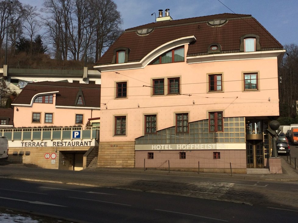 Hotel Hoffmeister na Malé Straně má za sebou také radikální úpravy z 90. let minulého století.