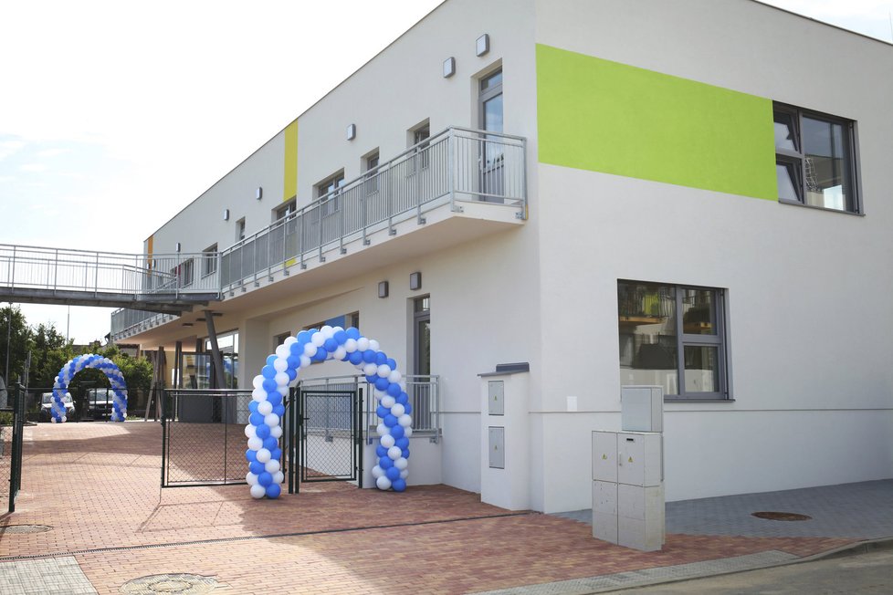 V Dolních Chabrech předal investor městské části novou školku, dětem se otevře v září.