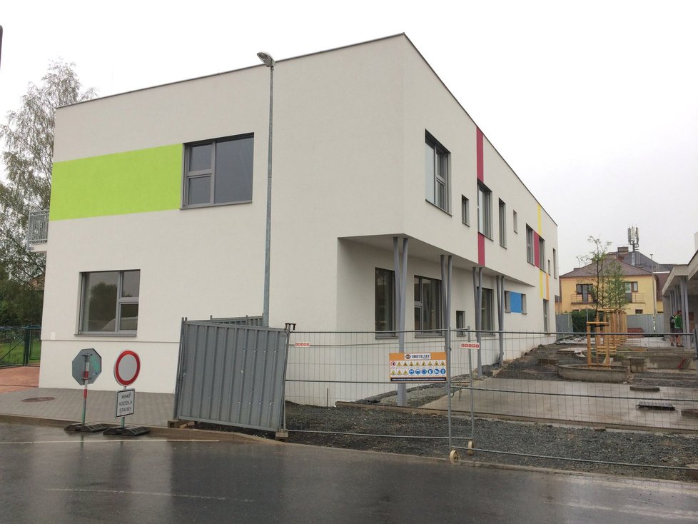 V Dolních Chabrech předal investor městské části novou školku, dětem se otevře v září.