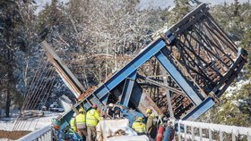 Stavbaři opravují 117 let starý ocelový železniční most přes Hracholuskou přehradu, který je součástí lokální trati z Pňovan na severu Plzeňska do Bezdružic na Tachovsku.