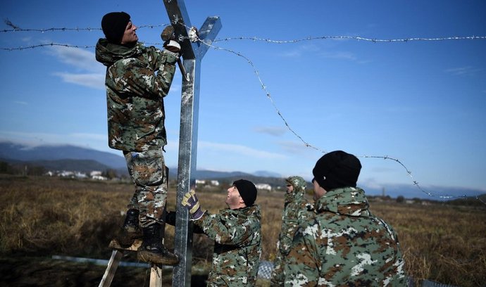 Stavba plotu na makedonsko-řecké hranici