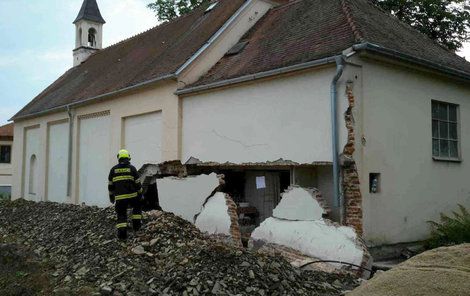 V kapli v Zastávce u Brna chtěli vybudovat záchod, část jedné stěny budovy se přitom zřítilo.