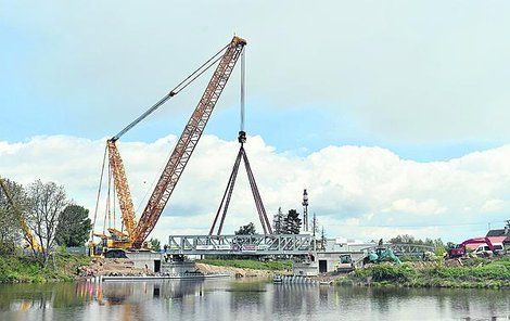 O stěhování mostní konstrukce se postaral největší mobilní jeřáb ve střední Evropě.