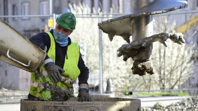 Na zdlouhavé povolování staveb si čeští stavaři stěžují dlouhodobě. V posledních týdnech je situace kvůli nouzovému stavu ještě horší než obvykle.